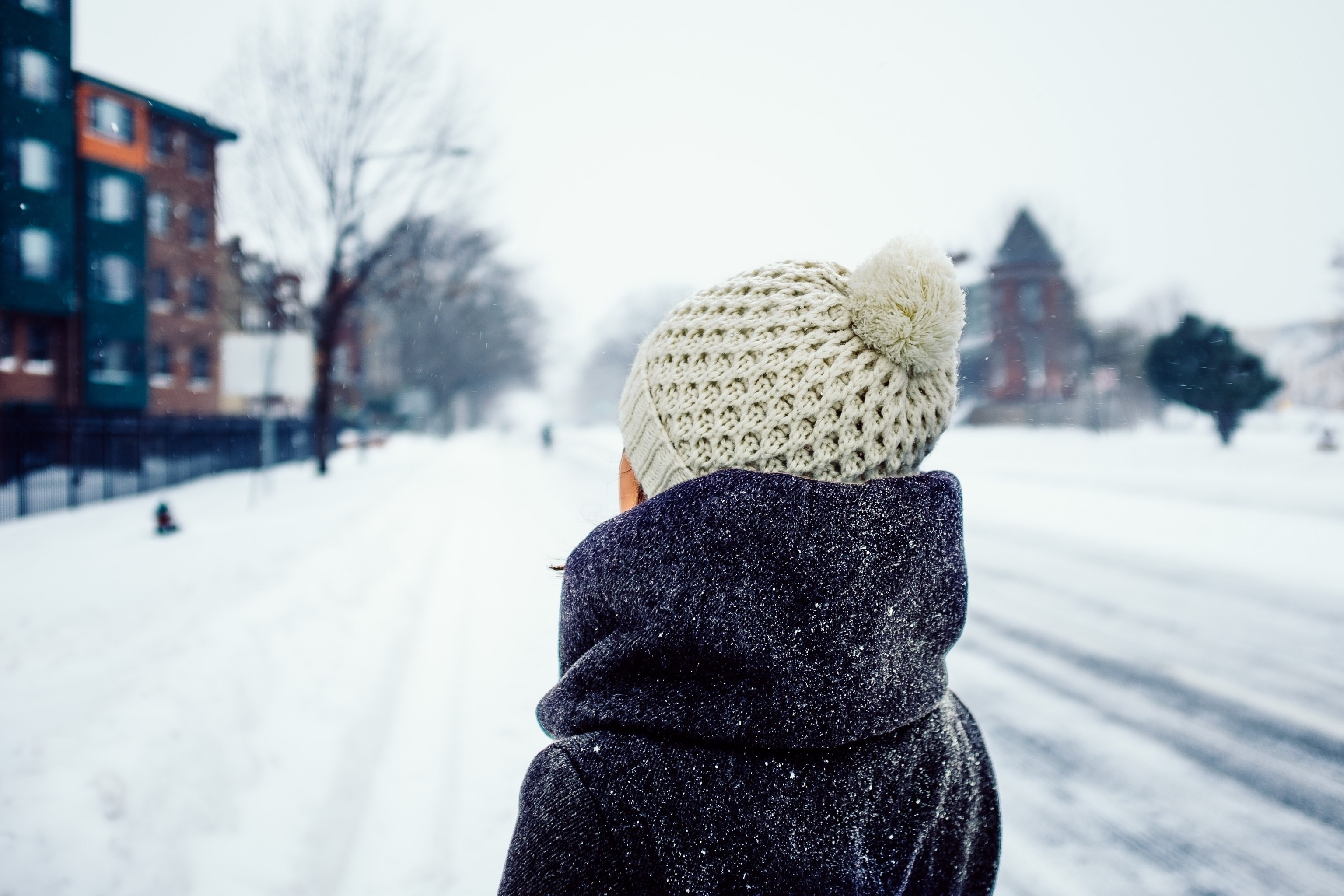 Фото девушек зима спиной. Зимние авы. Девушка зимой со спины. Зима без шапки. Девушка в шапке зимой.