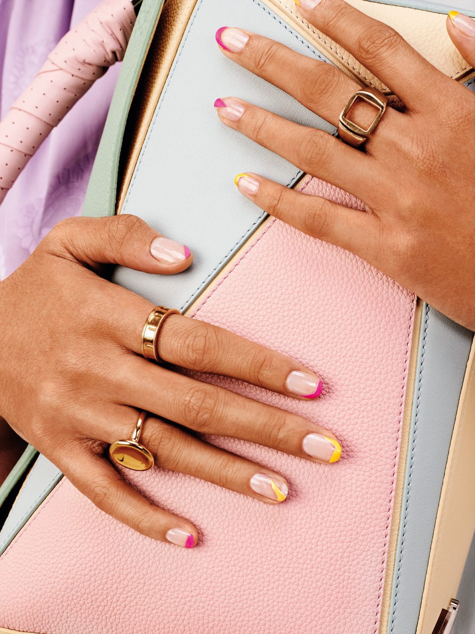 Красивые руки с маникюром