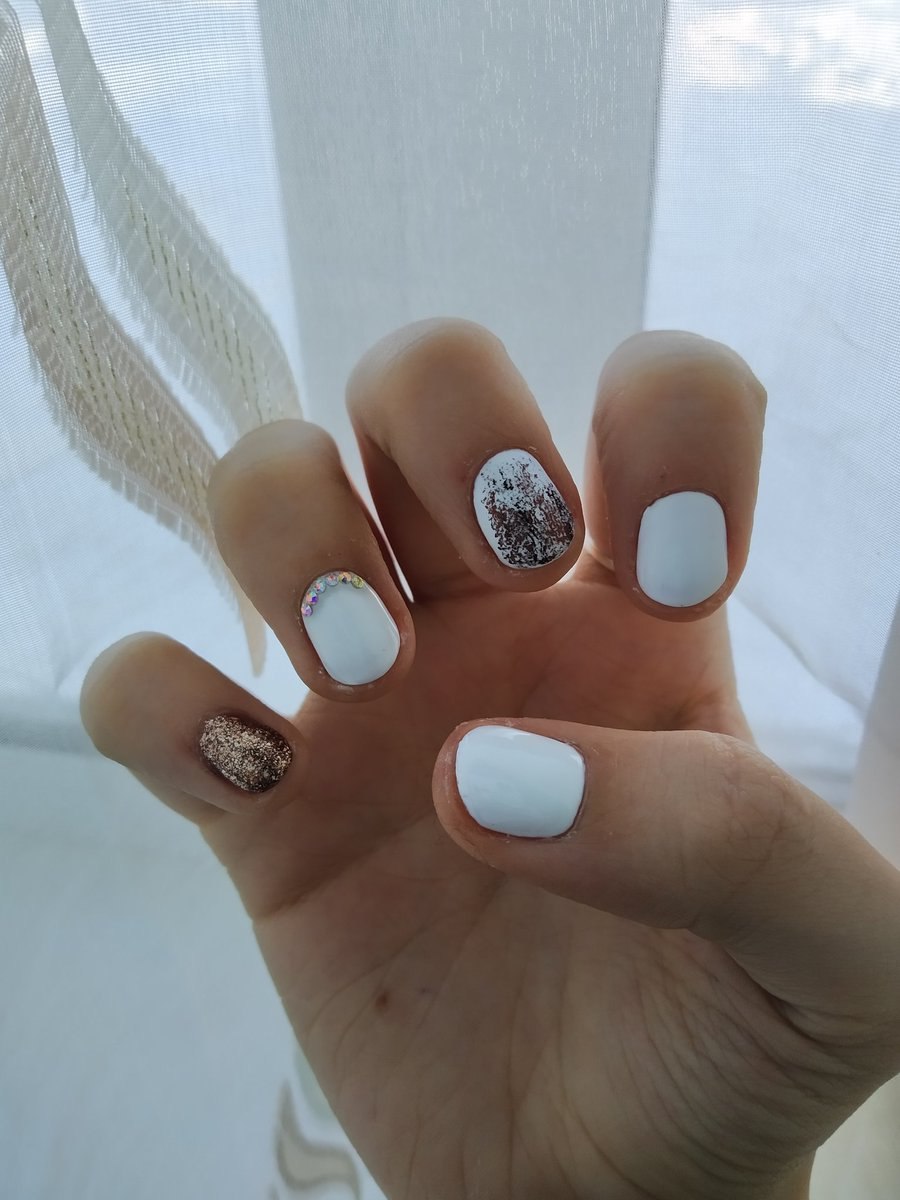 Белые короткие ногти