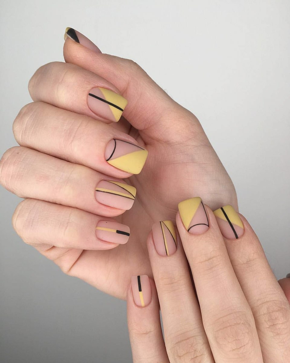 Маникюр желтый с бежевым