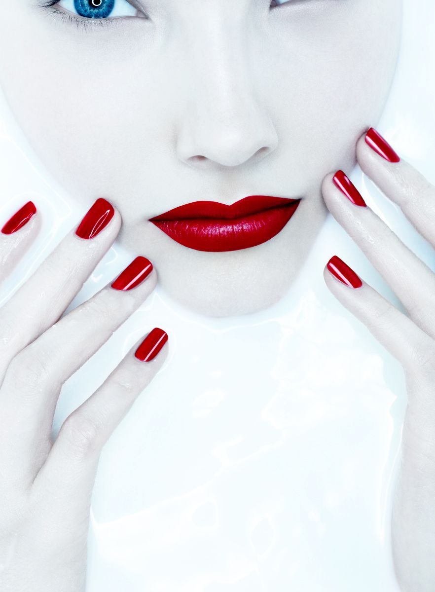 Картина девушка в шляпе с красными губами