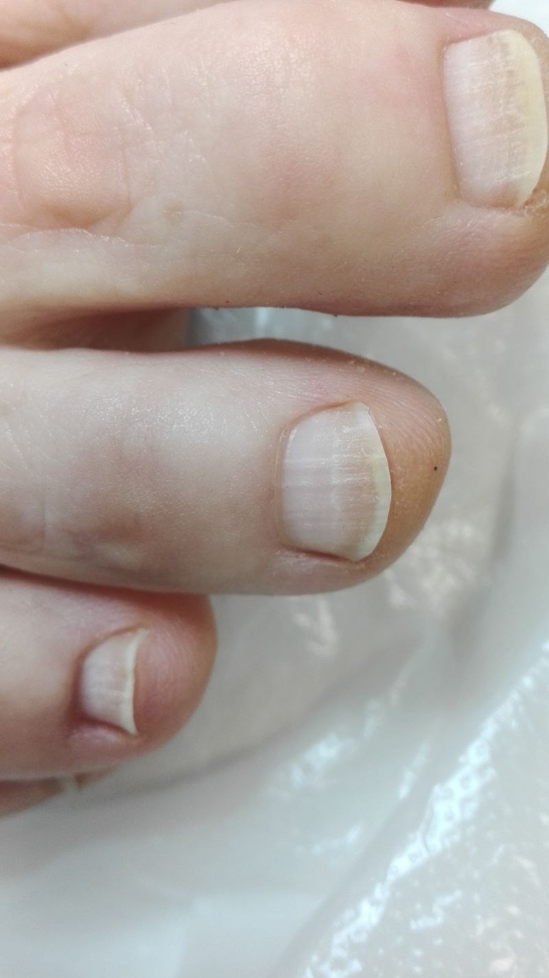 Ногти с белыми полосками на кончиках