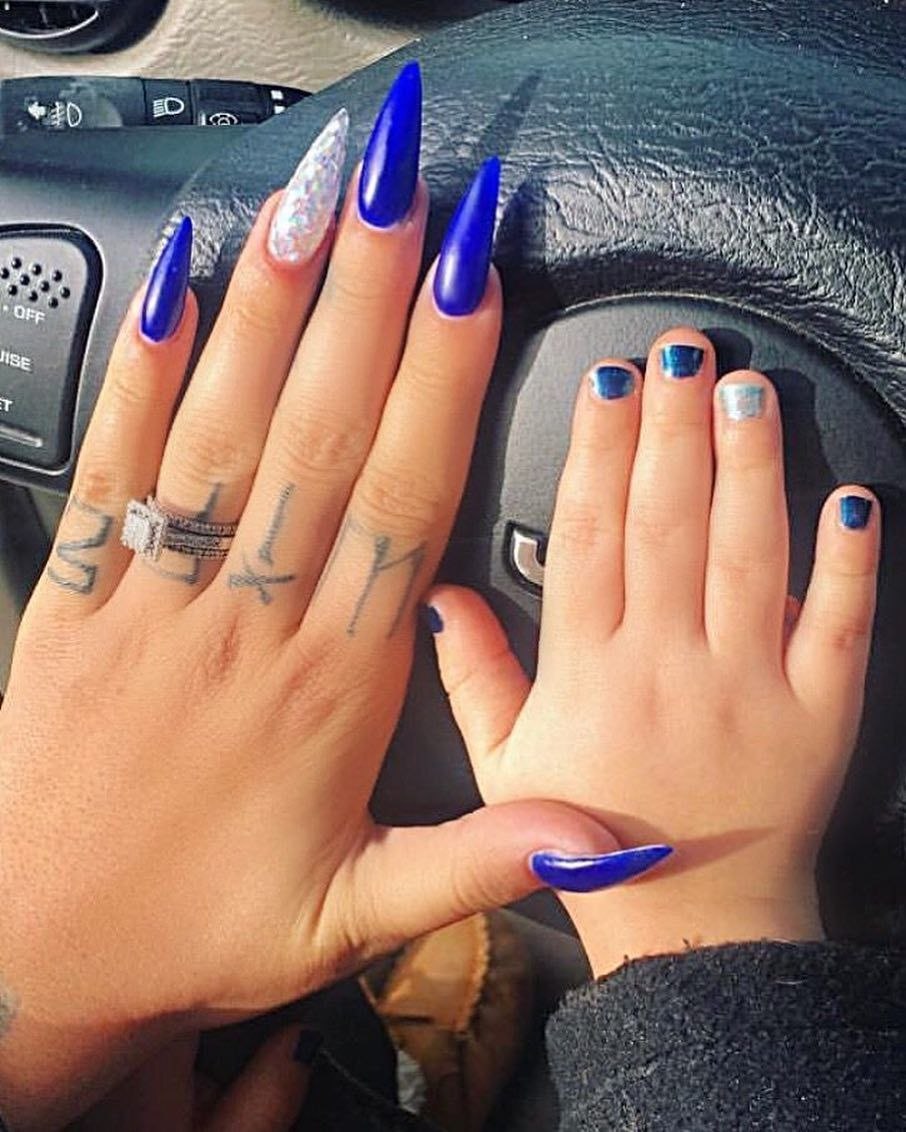 Синий маникюр на длинные ногти
