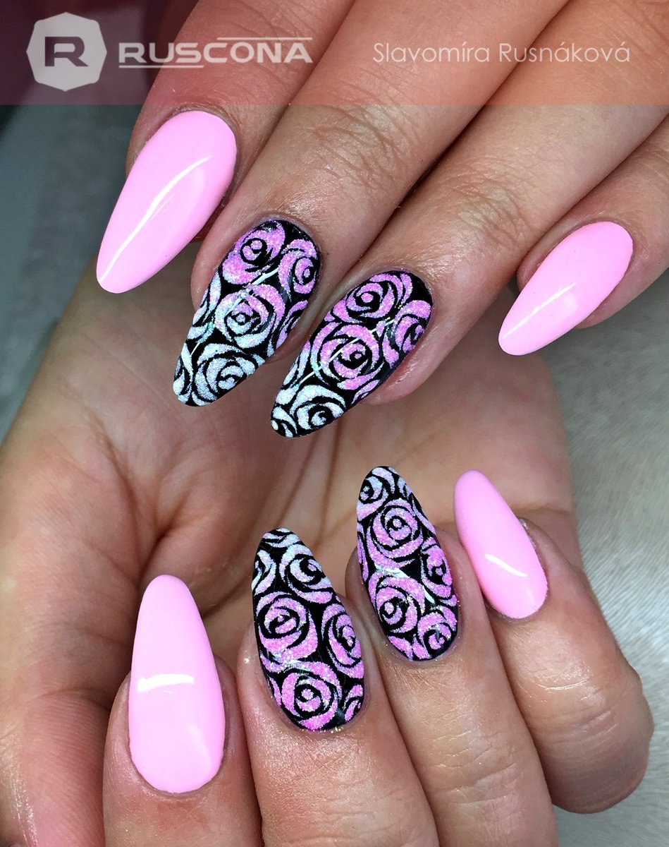 Фиолетовый маникюр с чёрным кружевом
