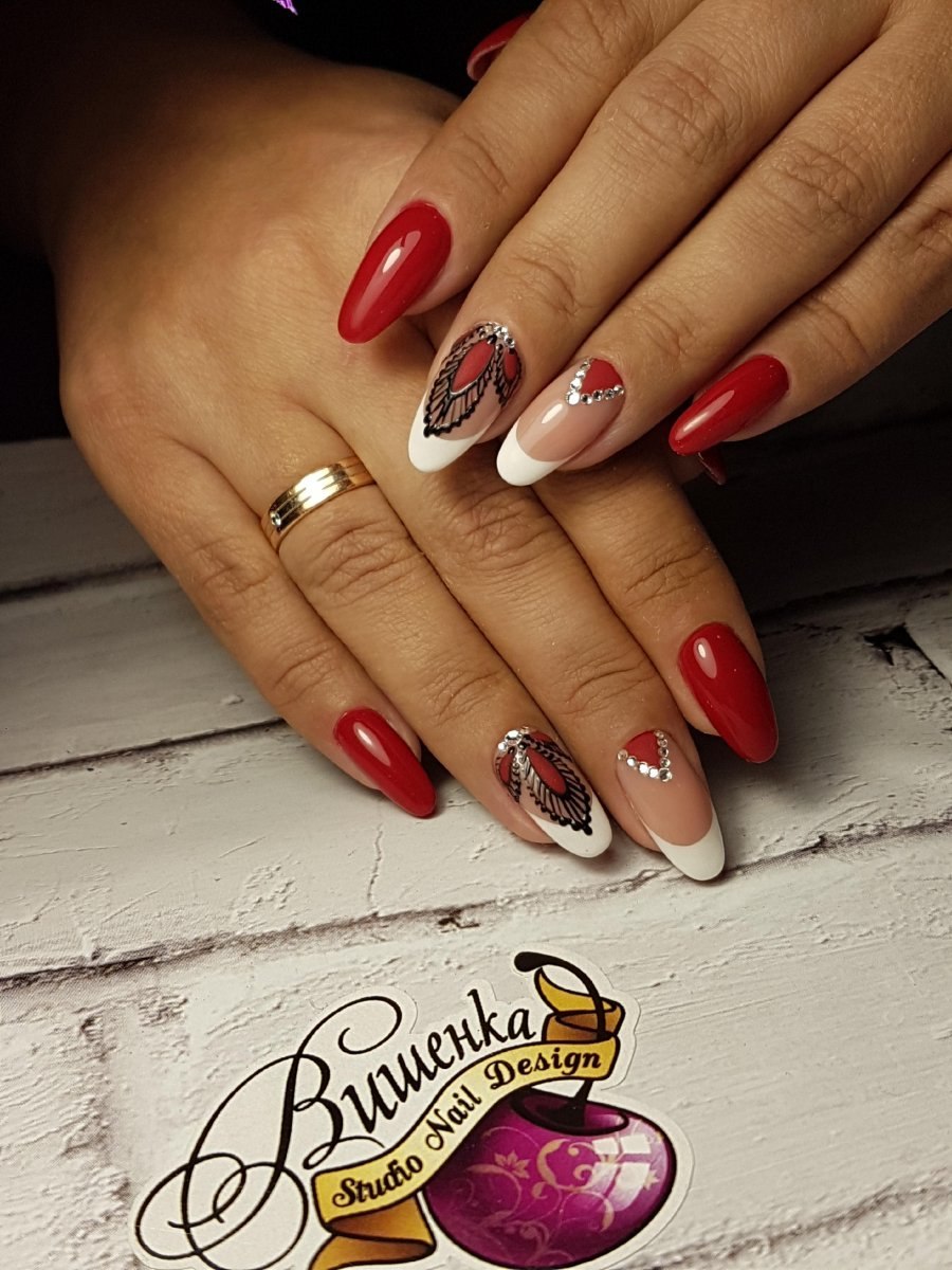 Осенний маникюр с ягодами