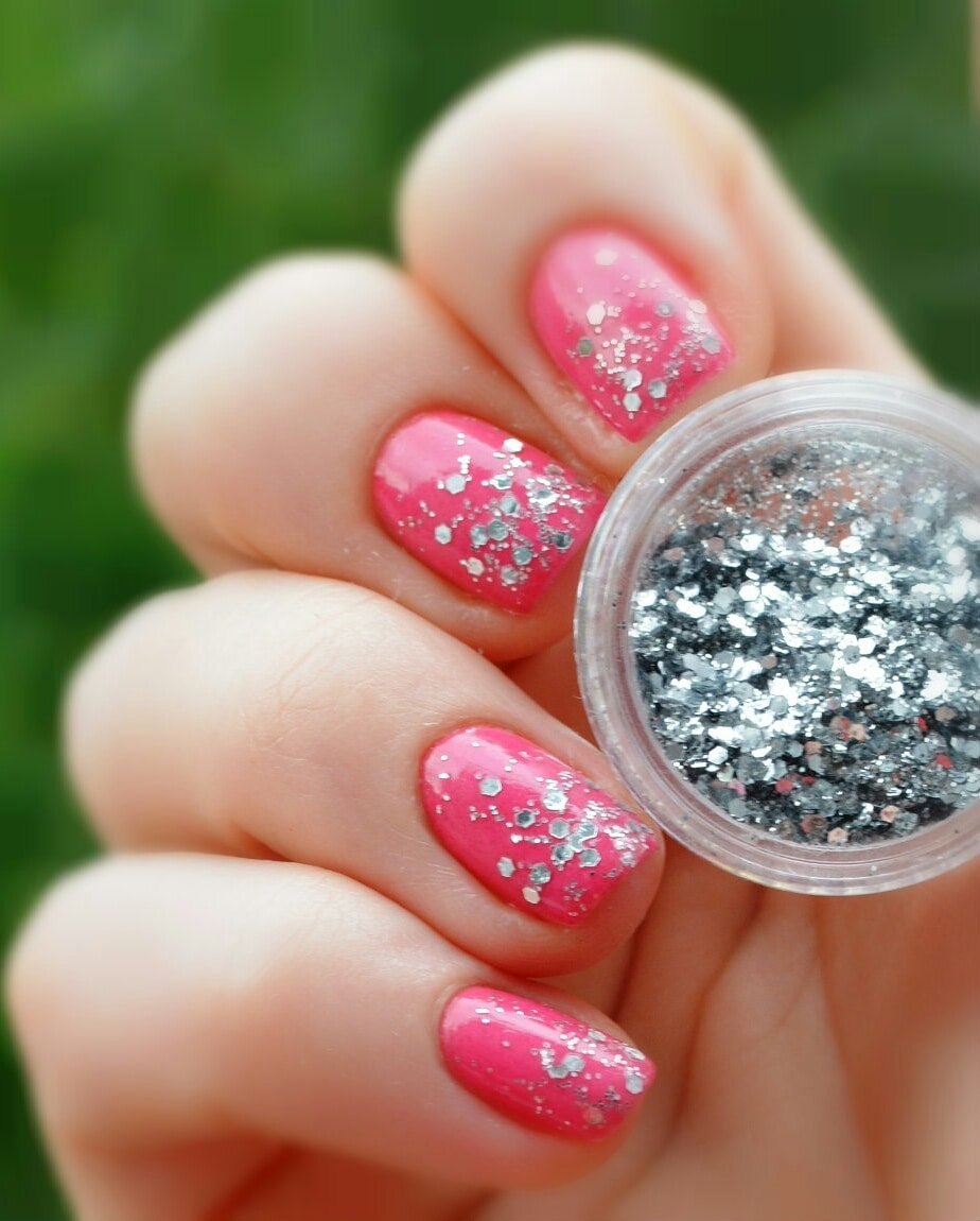 Маникюр нюдовый с фольгой миндаль