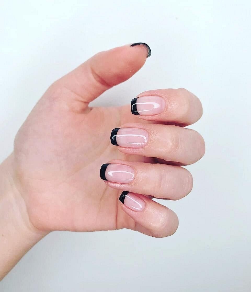 Французский маникюр с черными кончиками