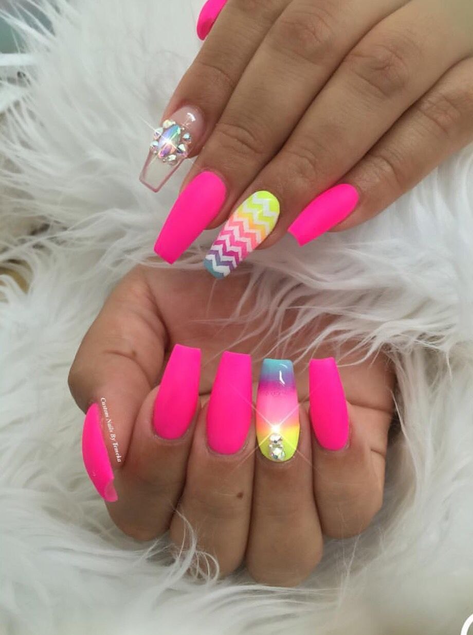 Красивый маникюр с полосками