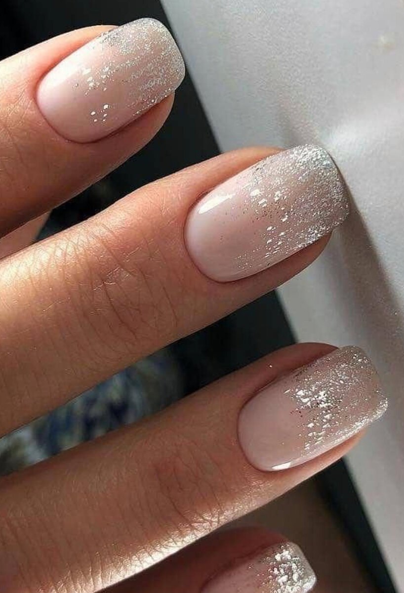 Ногти бежевые с блестками