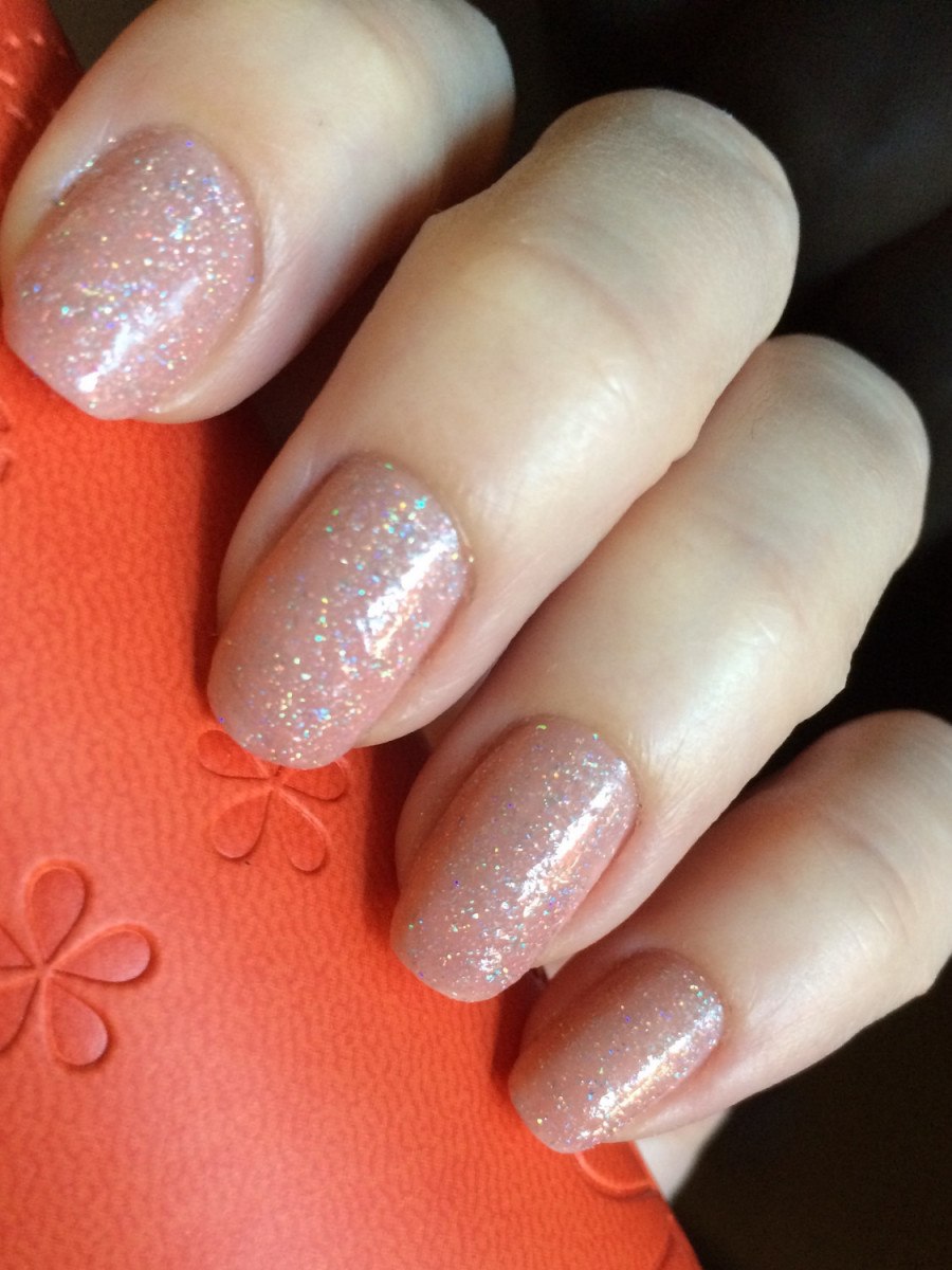 Молочный маникюр с блестками