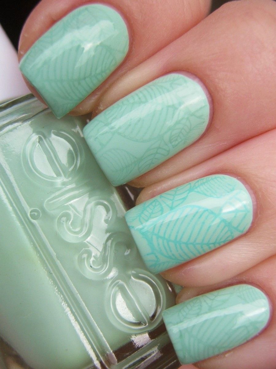 Мятный маникюр с кружевом