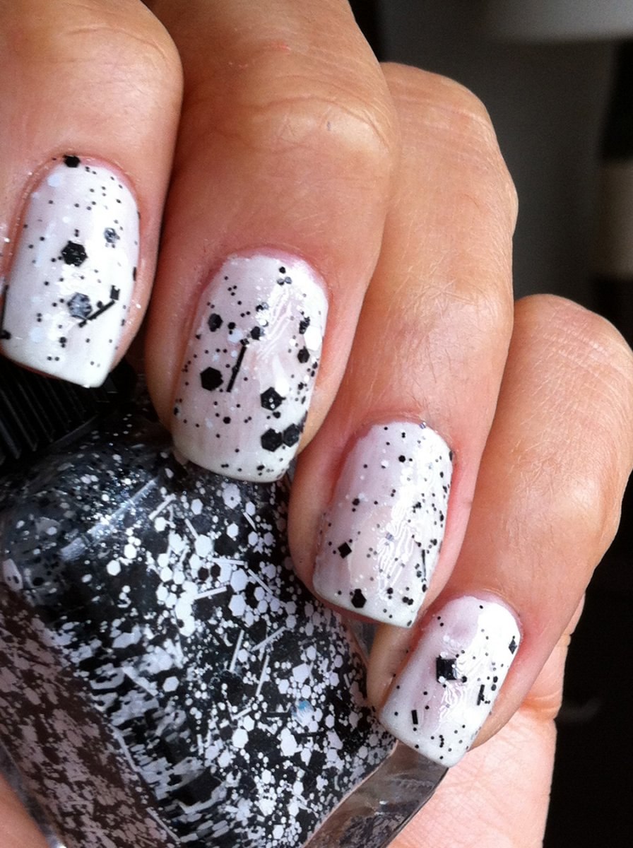 Красный маникюр Минимализм