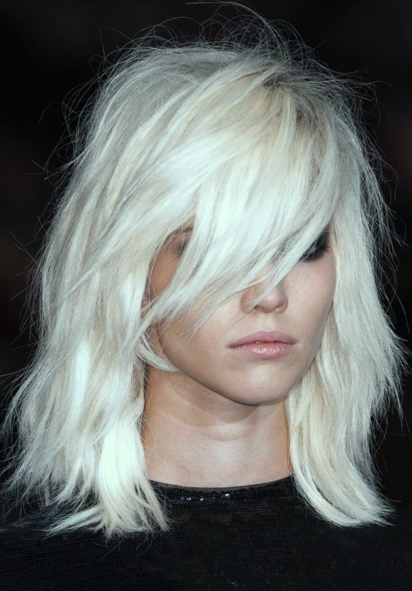 Платиновый блонд с челкой