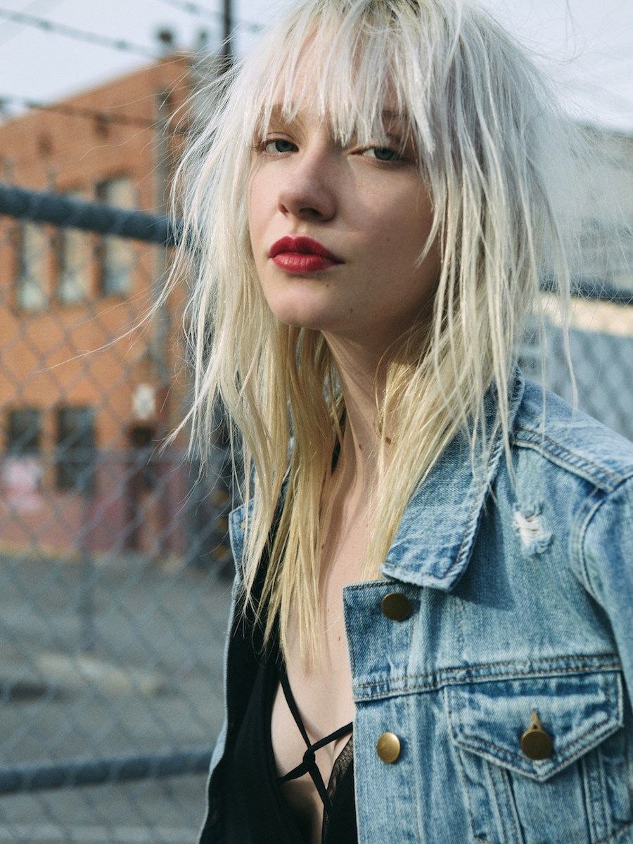 Блондинка с прямой челкой