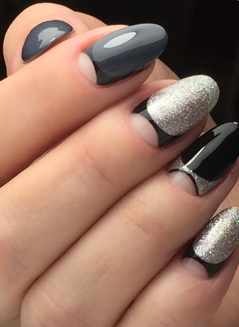 Маникюр серый с блестками