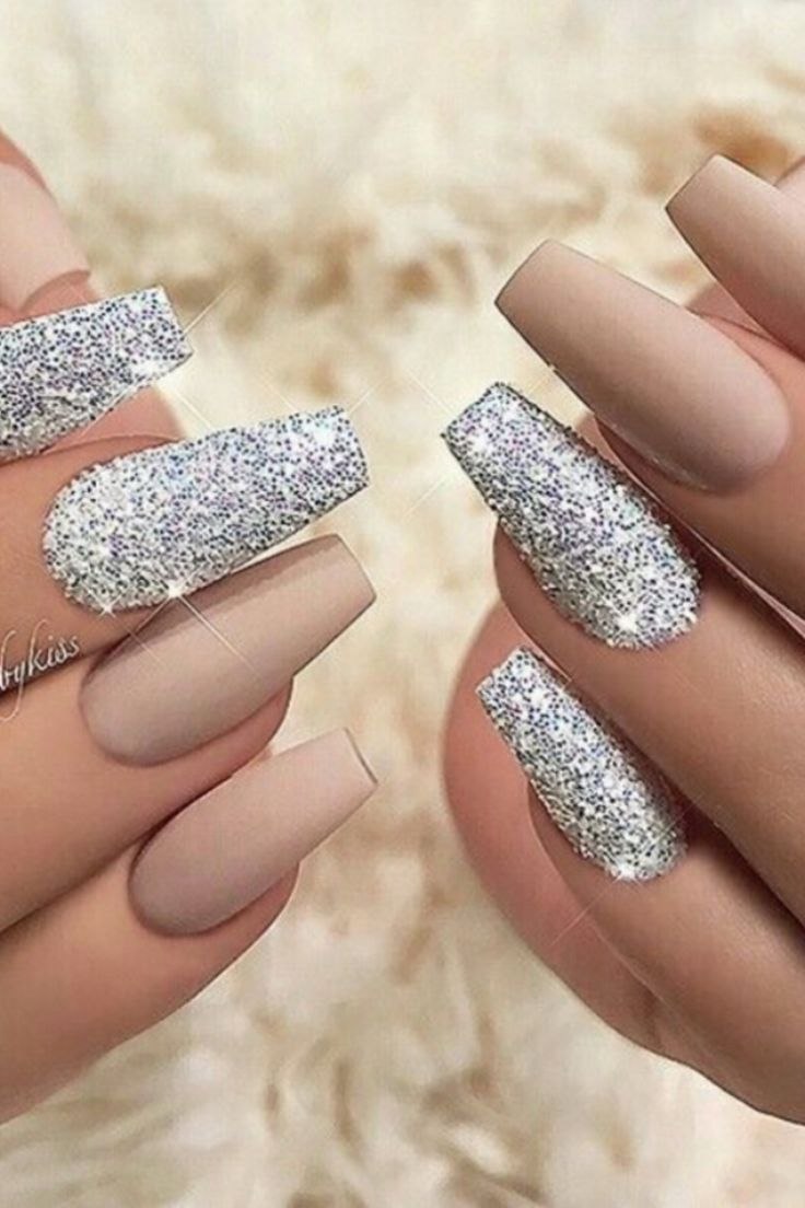 Ногти бежевые с серебром