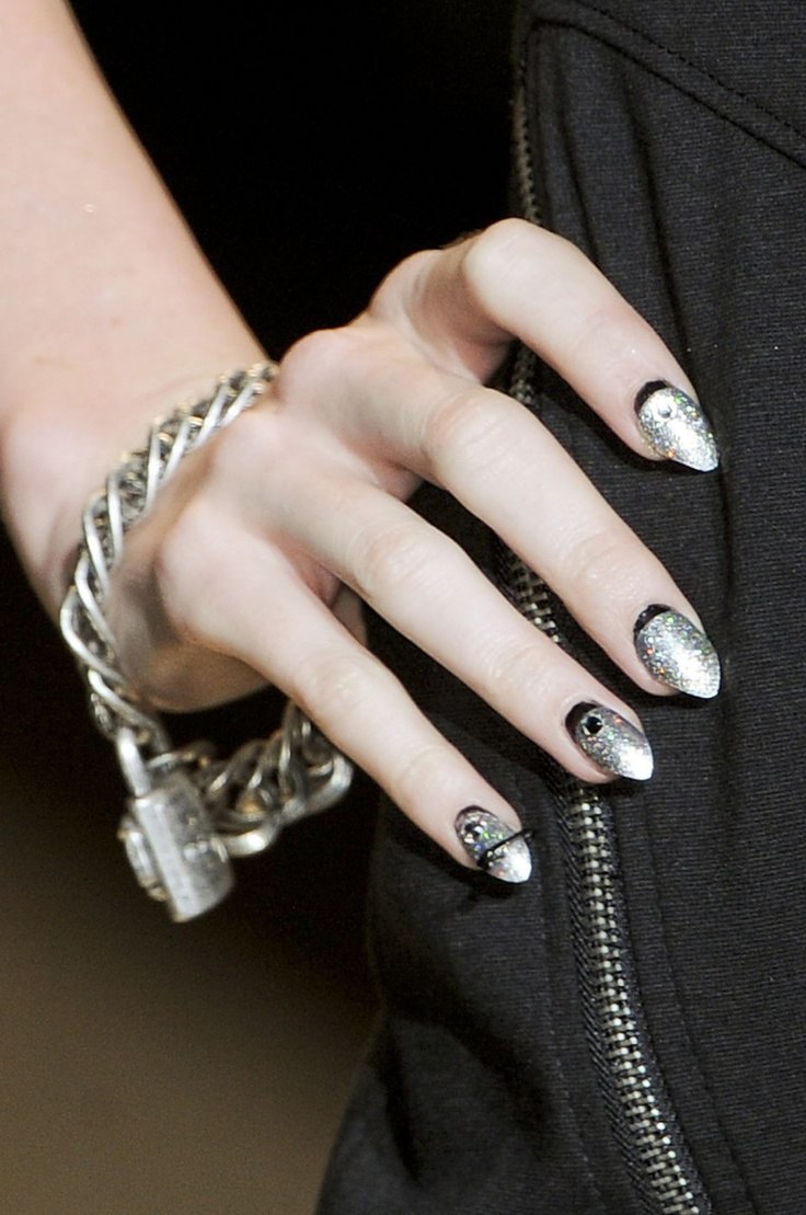 Маникюр серебристый с черным