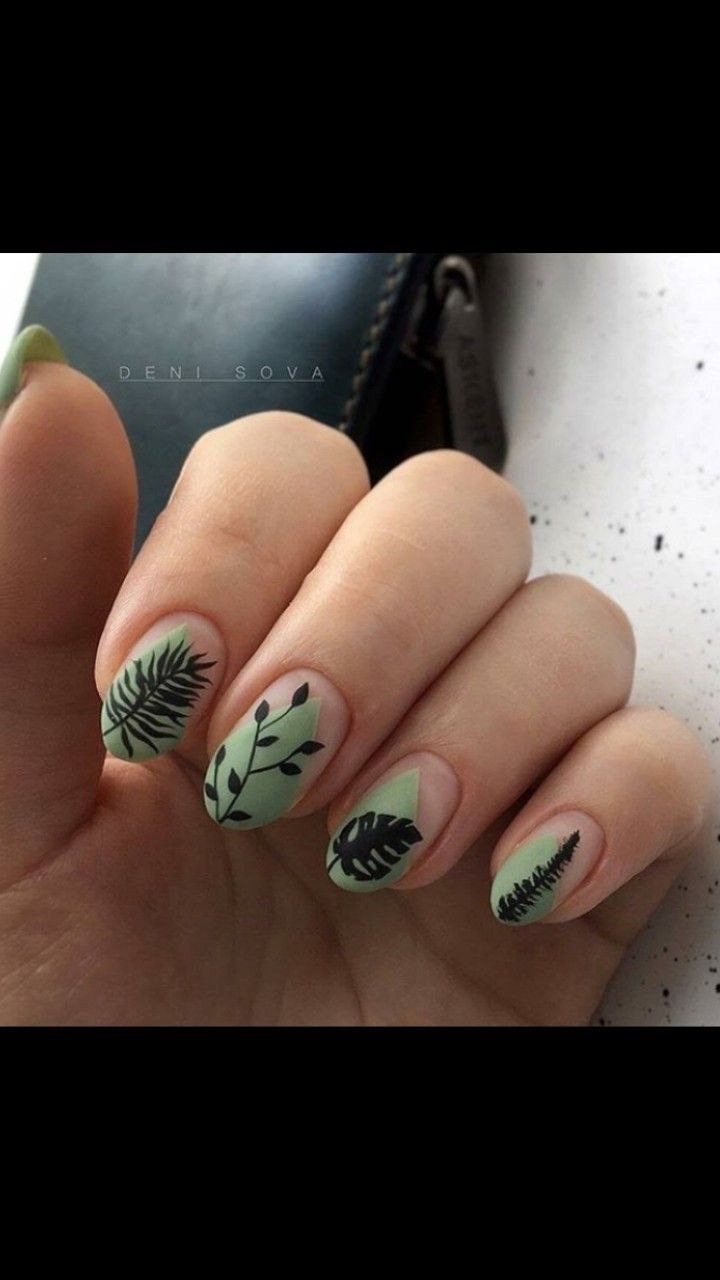 Маникюр с веточкой листьев