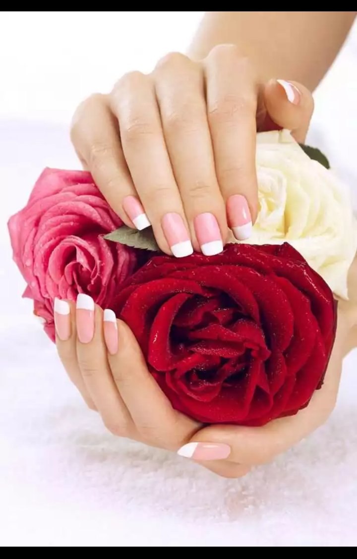 Женские руки с цветами