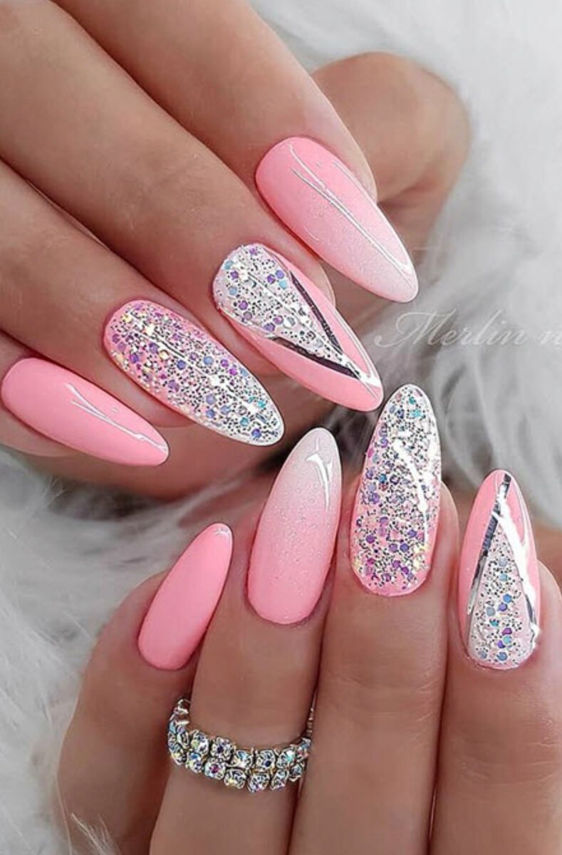 Маникюр миндаль яркий