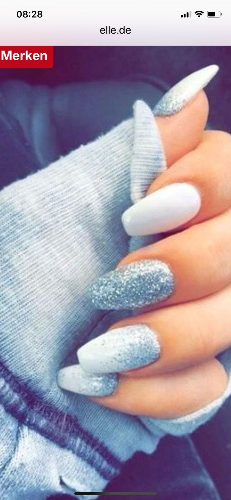 Бело-голубой маникюр с блестками