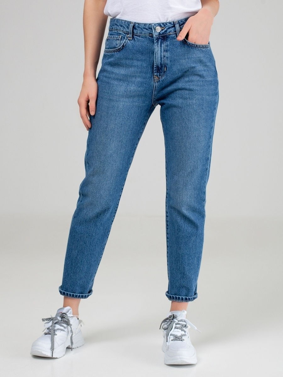 Модель джинс мом фит