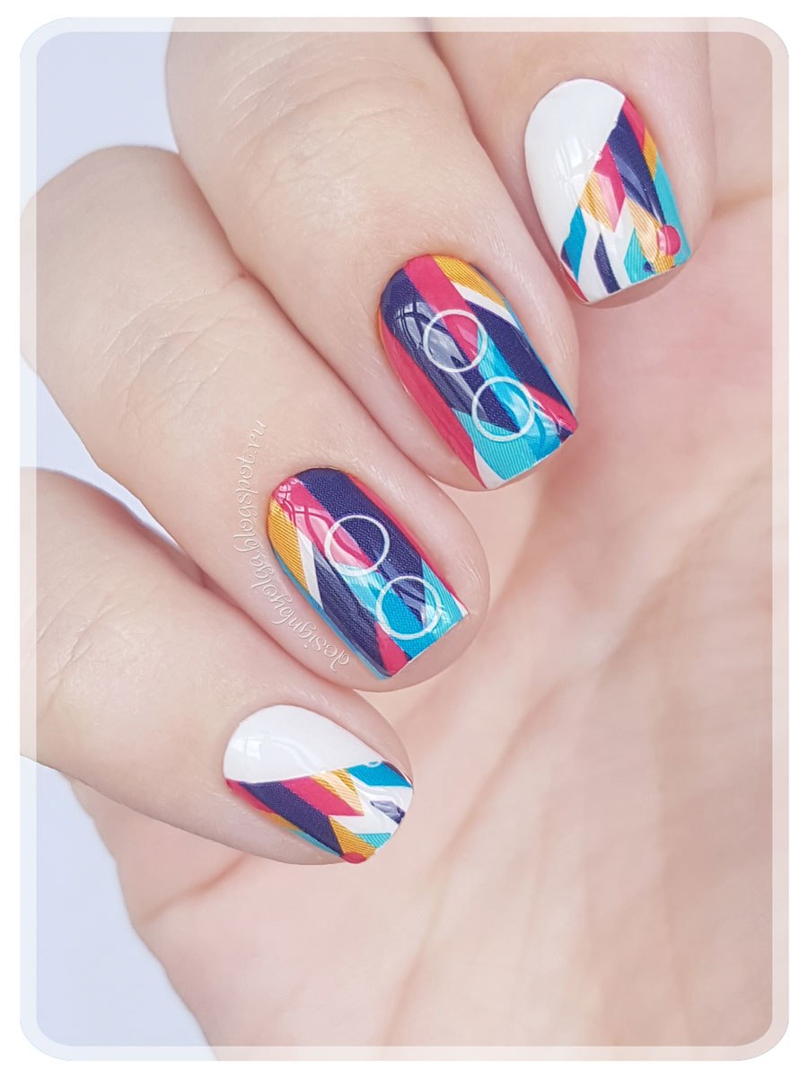 Белый маникюр с геометрией