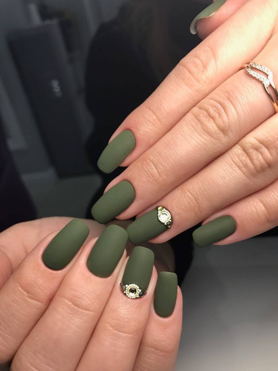 Маникюр цвета хаки