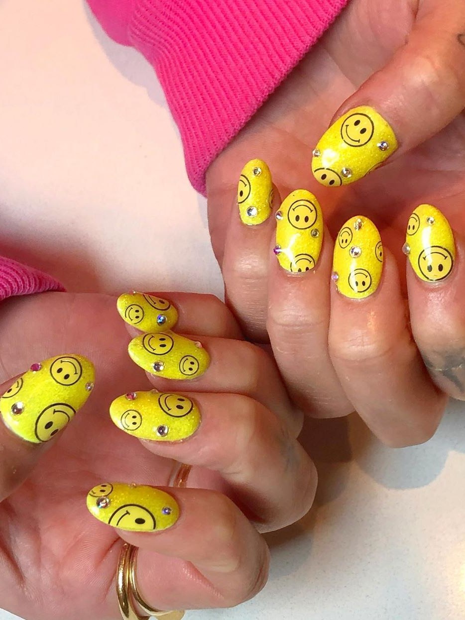 Миньоны на ногтях