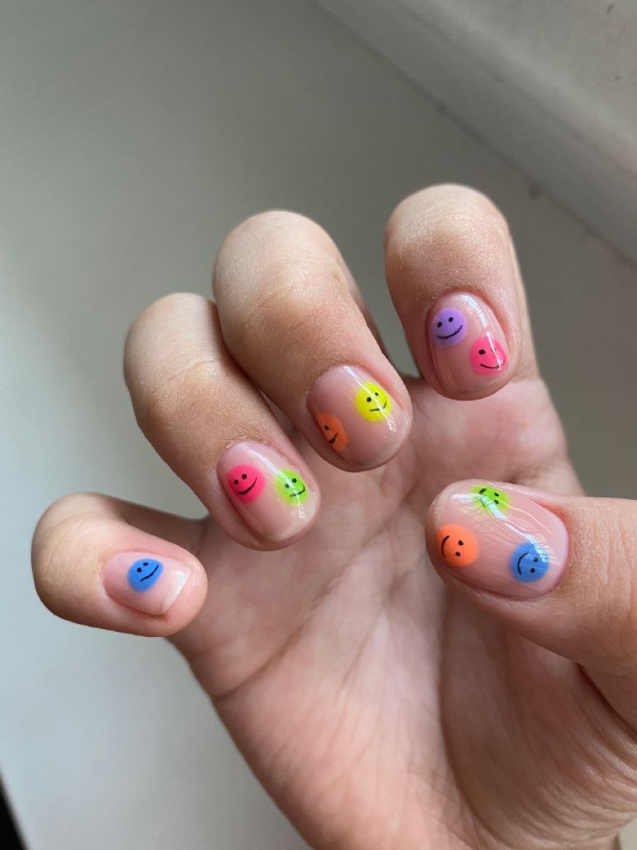 Маникюр с миньонами