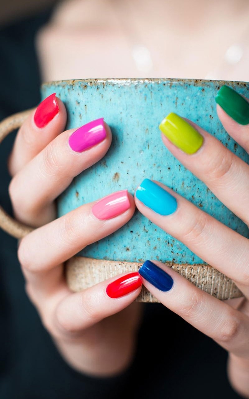 Маникюр разноцветный яркий