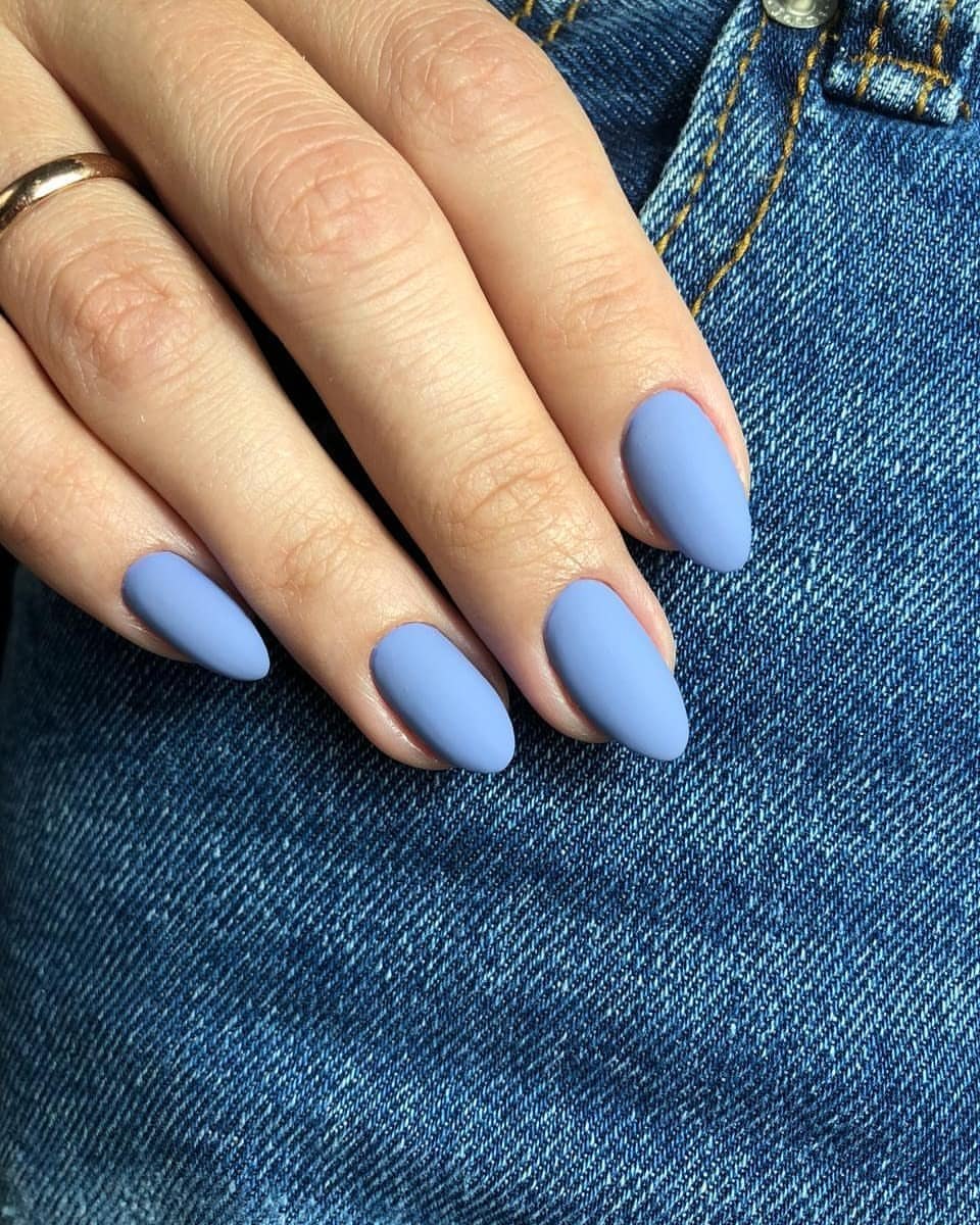 Синий матовый маникюр