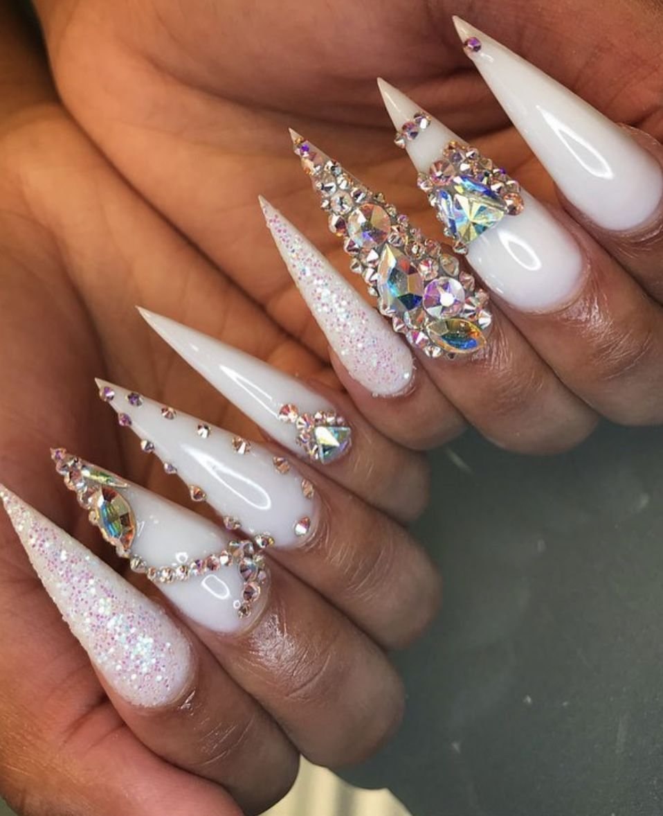 Свадебный маникюр на острые ногти