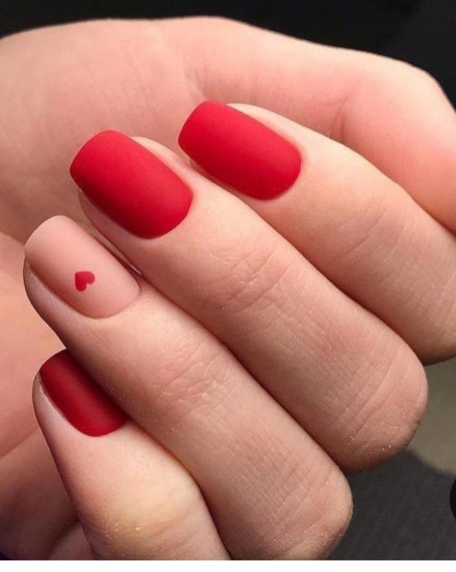 Красные матовые ногти квадрат