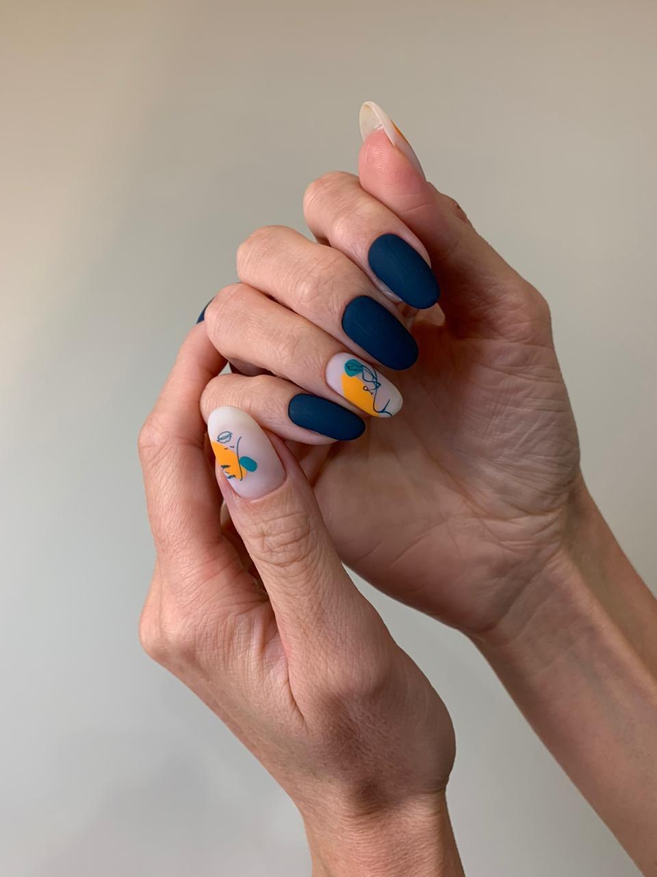 Маникюр разноцветный на разных руках