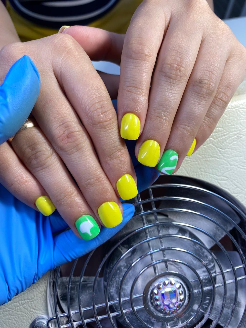 Маникюр разноцветный в пастельных