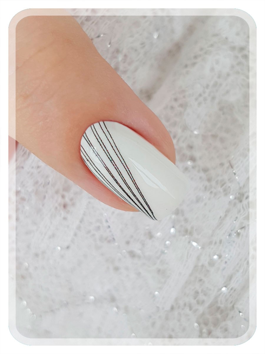 Светлый маникюр с паутинкой