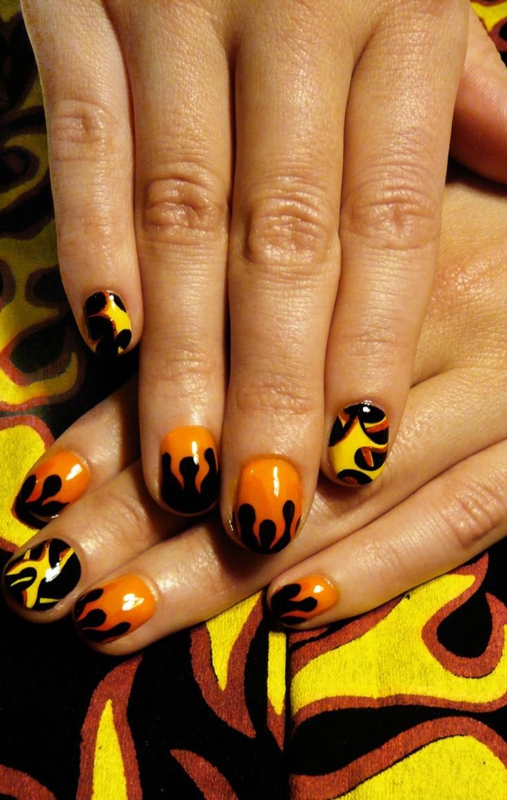 Маникюр оранжевый с черным
