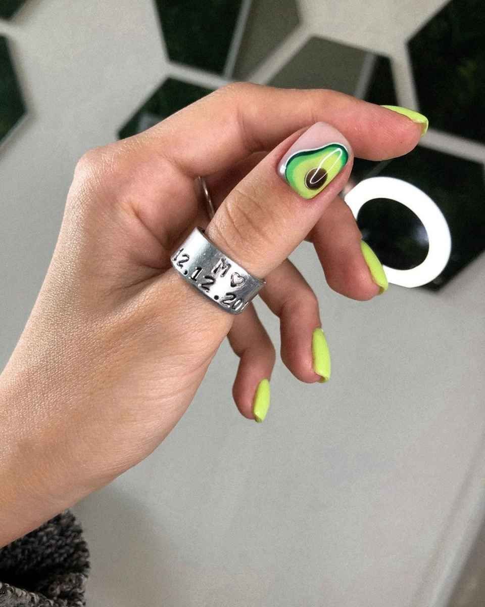 Маникюр с авокадо