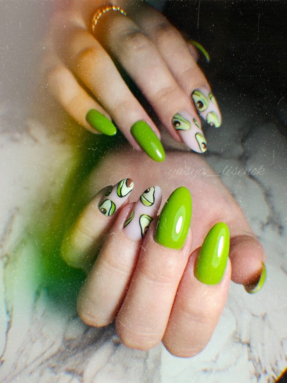 Ногти с авокадо миндаль