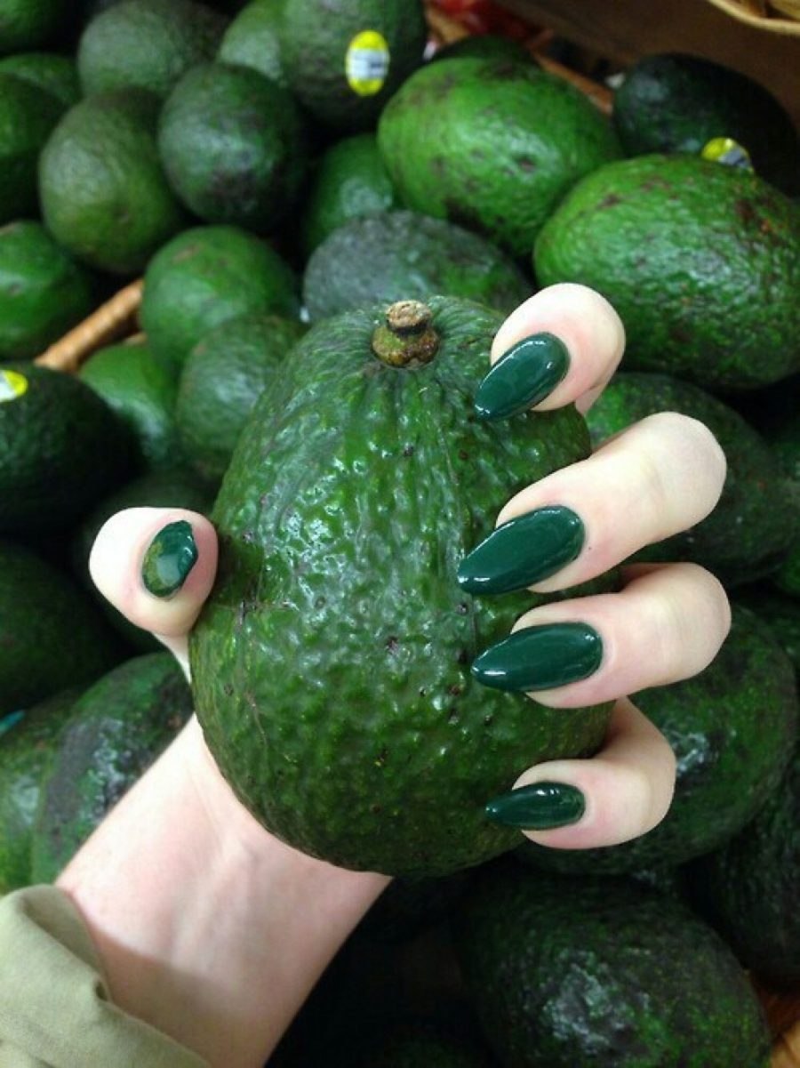 Желтые ногти с авокадо