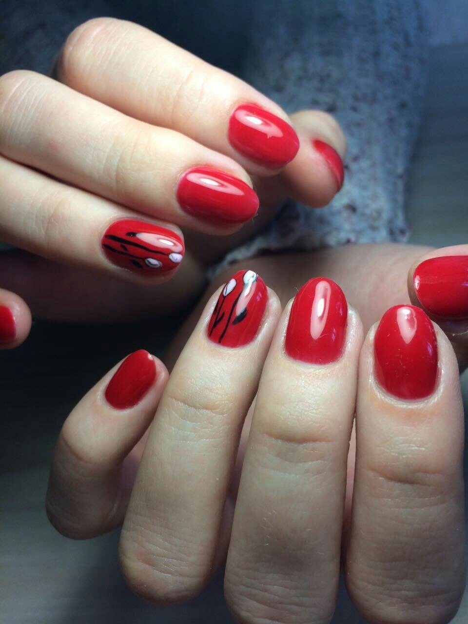 Красивый маникюр на короткие ногти красного цвета
