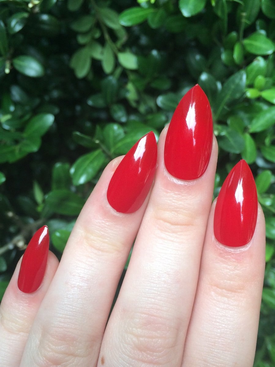 Классические красные ногти