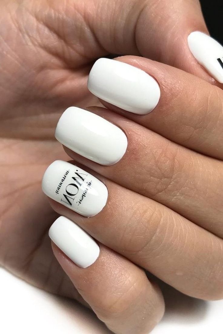 Белый маникюр на миндалевидных ногтях
