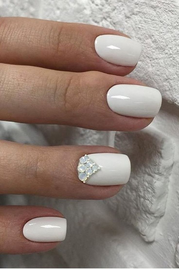 Белый маникюр