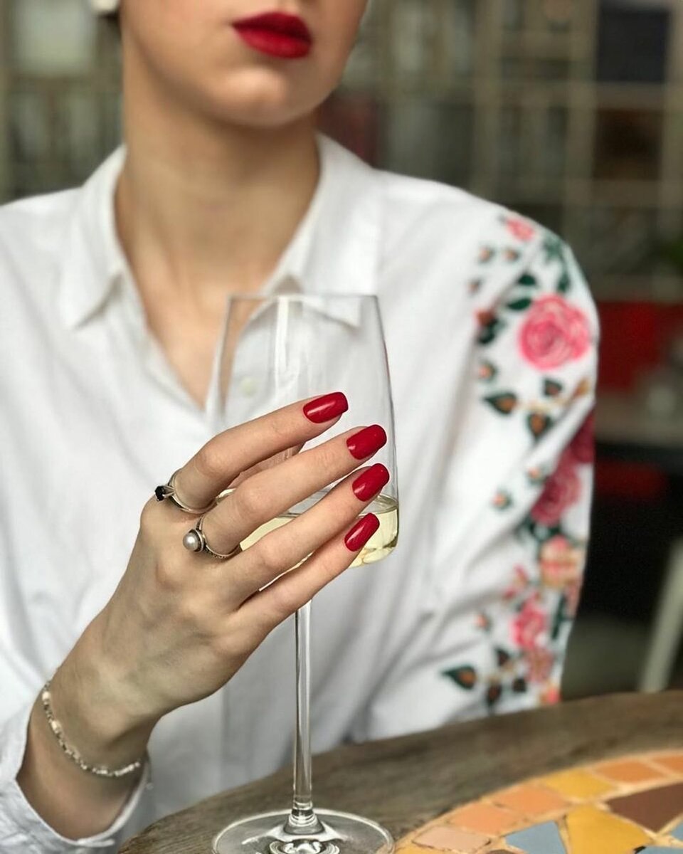 Женский маникюр красный