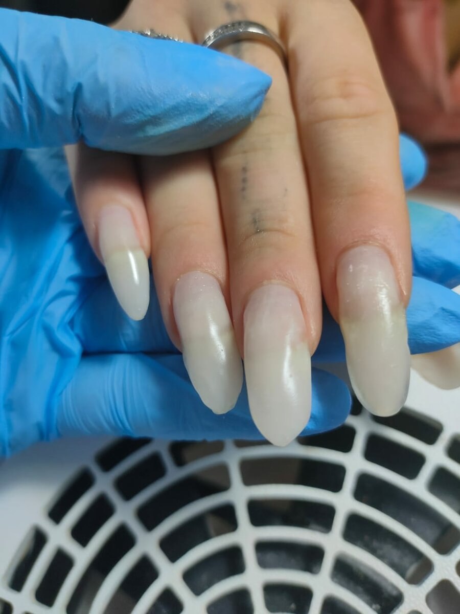 Клюющая форма ногтей