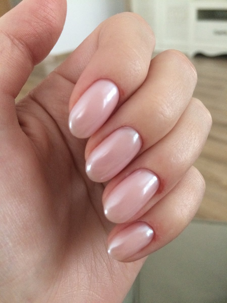 Однотонный маникюр молочный