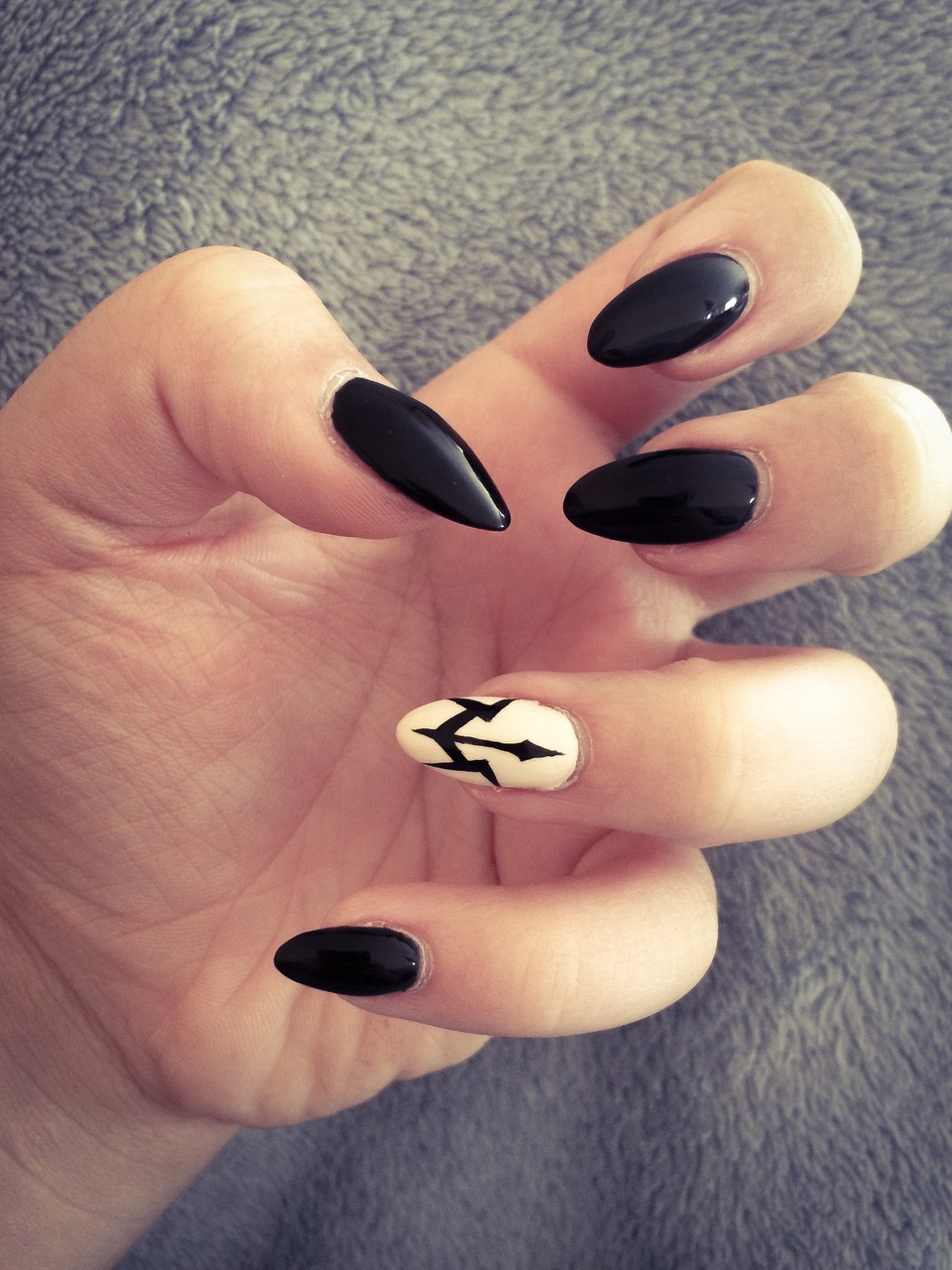 Ногти с Наруто чёрные на короткие