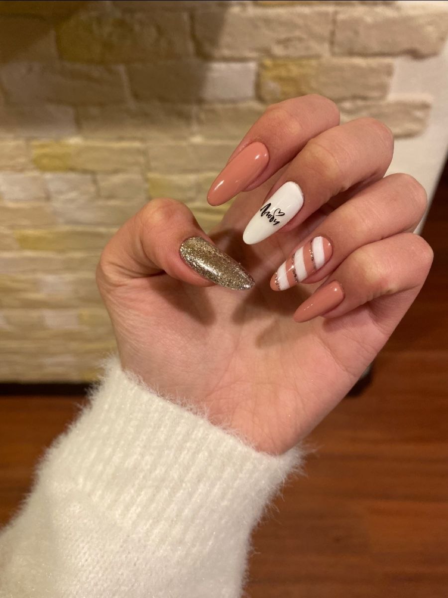 Девушка с красивым маникюром